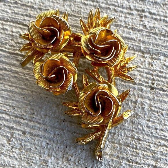😍2/$20 Vintage 𝅺Brooch Gold Coloured Rose Vine 2”x1.2” - Picture 2 of 4